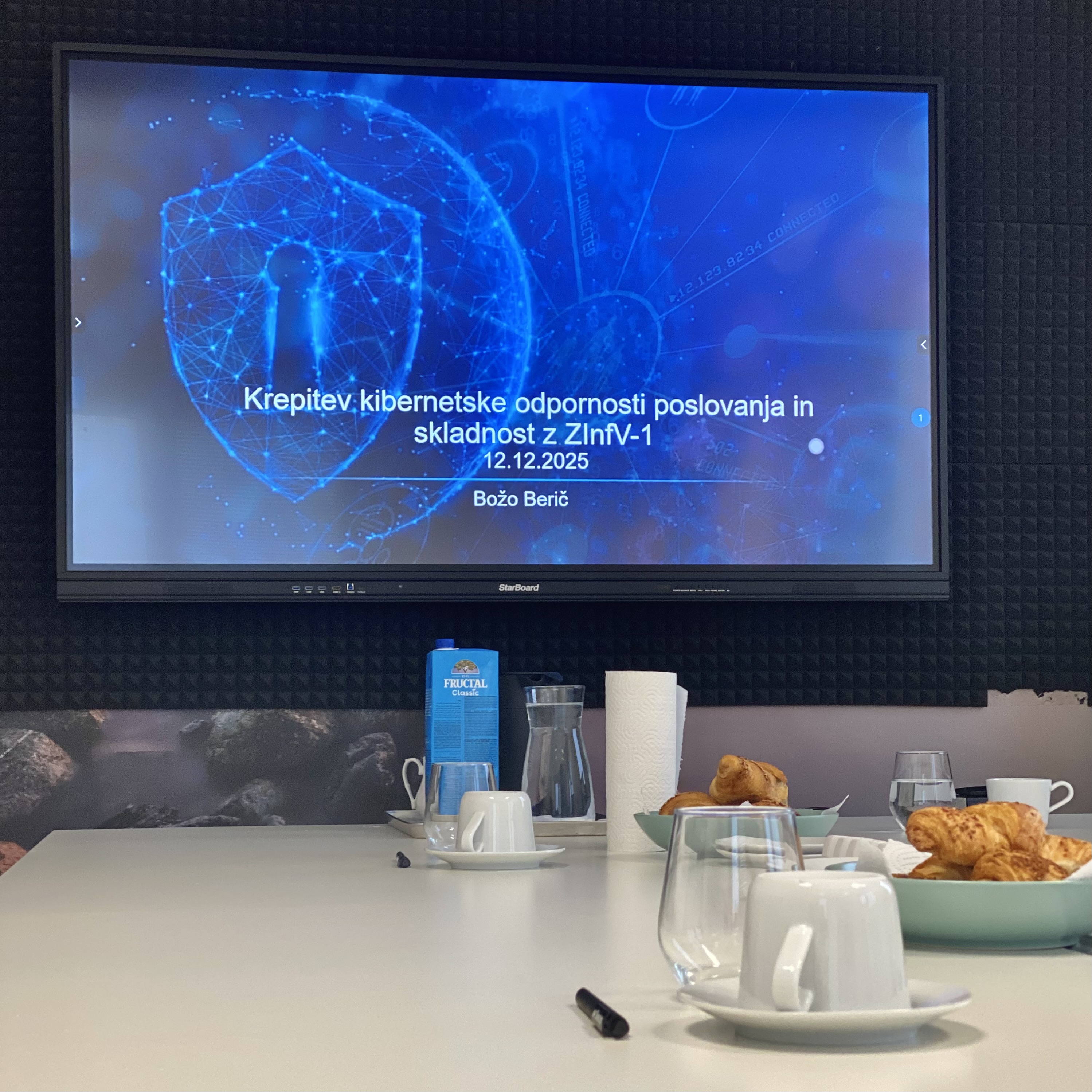 Seminar odpremo s kavo in rogljički